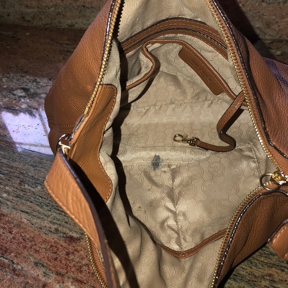 Michael Kors Purse (barely ever used— like new) - Picture 6 of 6